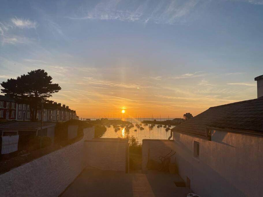 Aberaeron Island House - Panoramic Harbour Views Villa Buitenkant foto